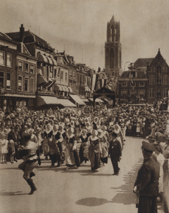 300490 Afbeelding van de burgeressen in de maskeradeoptocht op de Neude te Utrecht, met als thema 'De Intocht van prins ...